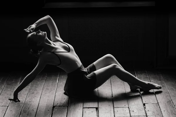 Bailarina Body Oscuro Vestido Interior Oscuro Estudio Pared Ladrillos Piano — Foto de Stock