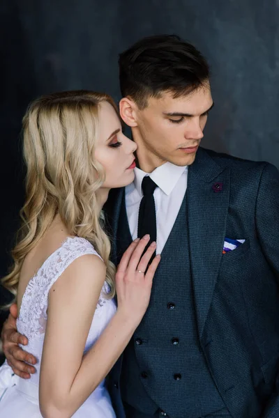 Güzel Bir Düğün Çifti Gelinin Lüks Elbisesi Damadın Şık Takımı — Stok fotoğraf
