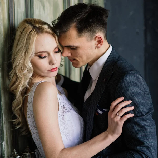 Gyönyörű Házaspár Luxus Ruha Menyasszony Elegáns Öltöny Vőlegény — Stock Fotó
