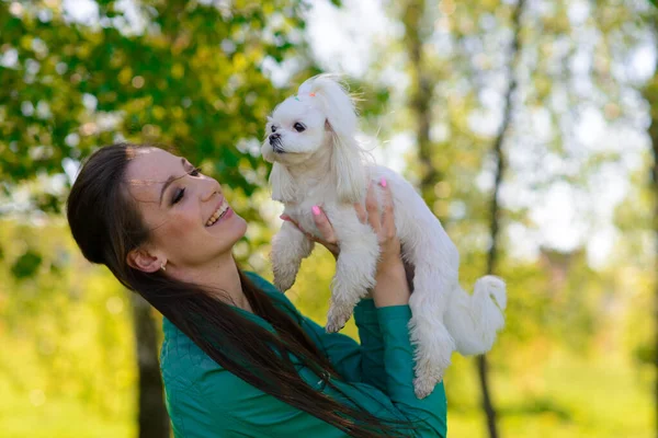 Junge Frau Mit Ihrem Hund Welpe Weißer Hund Läuft Mit — Stockfoto