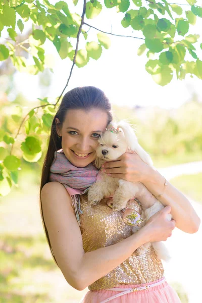 Молодая Женщина Своей Собакой Щенок Белый Бегает Владельцем Концепция Дружбы — стоковое фото
