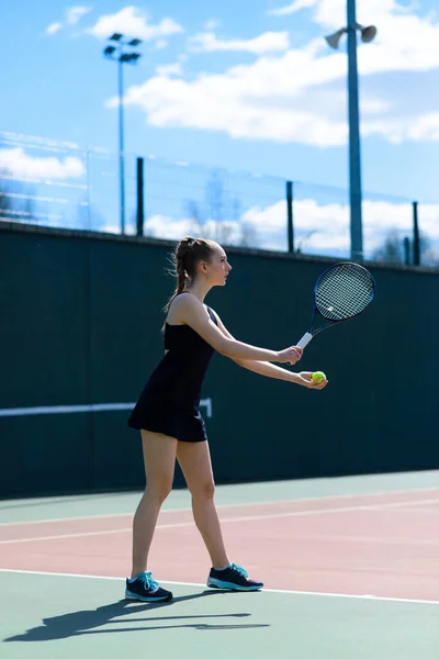 Sexy Meisje Tennisser Witte Jurk Hakken Houden Tennis Racket Het — Stockfoto