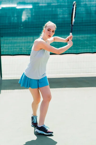 Sexy Tennisspielerin Weißem Kleid Und High Heels Mit Tennisschläger Auf — Stockfoto