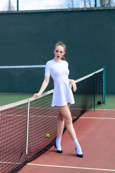 Sexig Tjej Tennisspelare Vit Klänning Och Klackar Håller Tennisracket Planen — Stockfoto