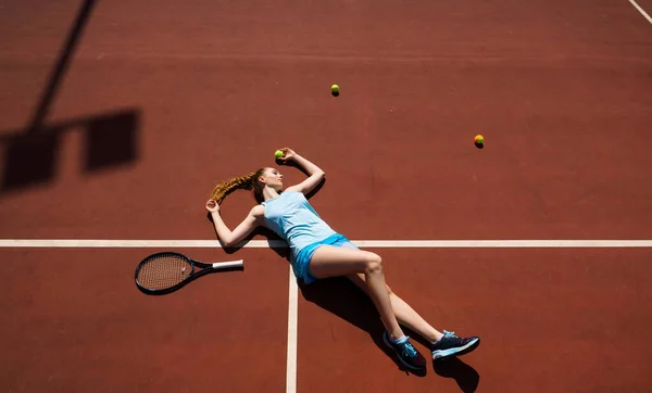 穿着白衣和高跟鞋的性感女子网球选手在球场上拿着网球拍 年轻女人在打网球 — 图库照片