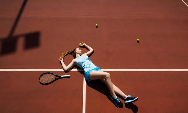 Sexig Tjej Tennisspelare Vit Klänning Och Klackar Håller Tennisracket Planen — Stockfoto