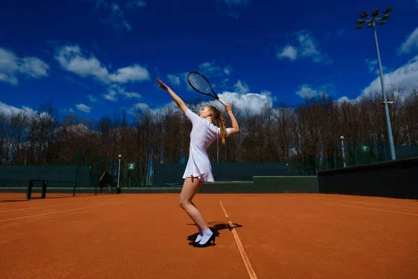 Sexig Tjej Tennisspelare Vit Klänning Och Klackar Håller Tennisracket Planen — Stockfoto