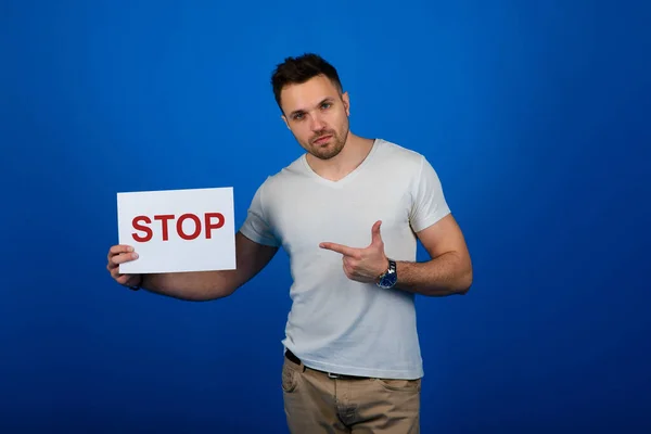 Bello Uomo Elegante Piedi Con Segno Mano Studio Uno Sfondo — Foto Stock