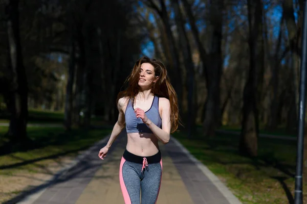 뛰어다닌 매력적 여자가 바깥에서 건강을 유지하는 — 스톡 사진