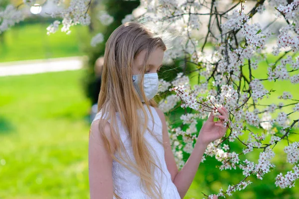 Tiener Meisje Met Medisch Masker Lente Bloeiende Tuin Concept Sociale — Stockfoto