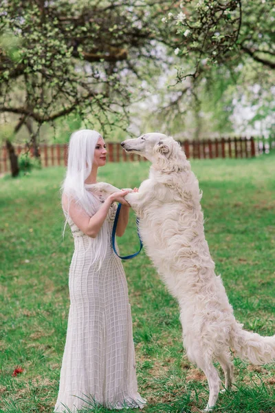Blond Vrouw Wit Jurk Spelen Met Haar Russische Wolfshond Hond — Stockfoto