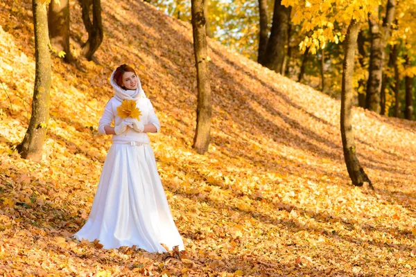 Menina Bonito Vestido Noiva Branco Longo Posando Caminho Rural Entre — Fotografia de Stock