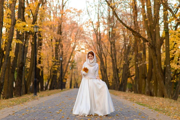Menina Bonito Vestido Noiva Branco Longo Posando Caminho Rural Entre — Fotografia de Stock