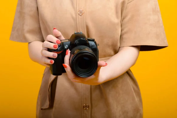 Imagen Manos Con Cámara Fotográfica Digital Sobre Fondo Amarillo — Foto de Stock