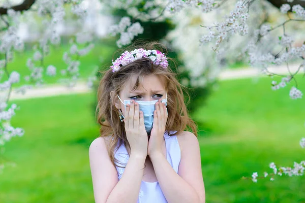 Menina Adolescente Máscara Médica Jardim Floração Primavera Conceito Distância Social — Fotografia de Stock