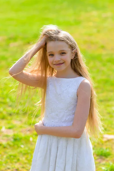 Красива Блакитноока Дівчина Довгим Світлим Волоссям Білій Сукні Ходить Квітковому — стокове фото