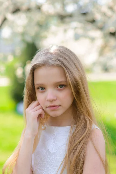 Vacker Blåögd Flicka Med Långt Blont Hår Vit Klänning Som — Stockfoto