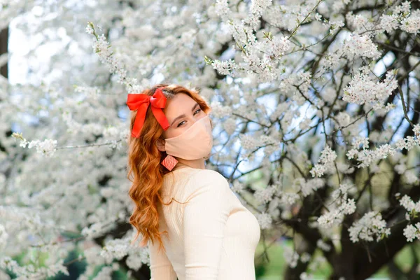 Een Prachtige Roodharige Jonge Vrouw Met Een Beschermend Gezichtsmasker Staat — Stockfoto