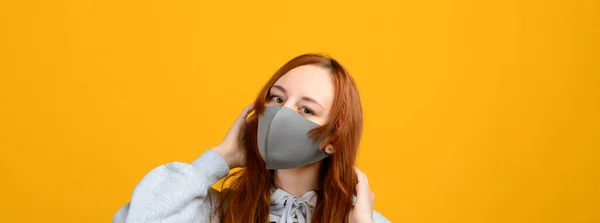 Lastik Eldiven Takan Maskeli Bir Kızın Portresi Sarı Arkaplan Koronavirüs — Stok fotoğraf