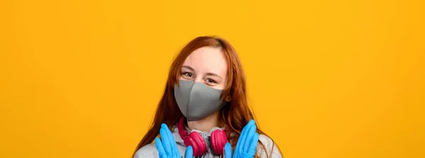 Porträtt Flicka Mask Som Sätter Gummihandske Gul Bakgrund Coronavirus Pandemi — Stockfoto