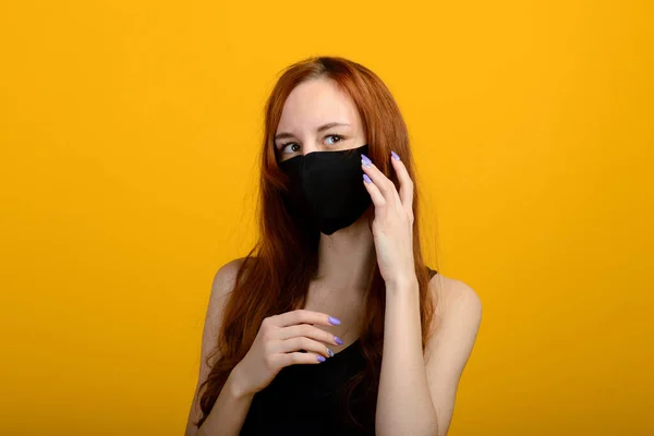 一个戴面具的女孩的画像 她戴着橡胶手套 黄背景 大肠病毒大流行 — 图库照片