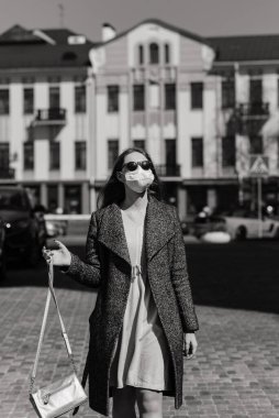 Mutlu, genç bir kadın sokakta dikilirken maskesini çıkarıyor..