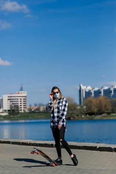 Retrato Una Joven Mujer Con Una Máscara Médica Con Longboard — Foto de Stock