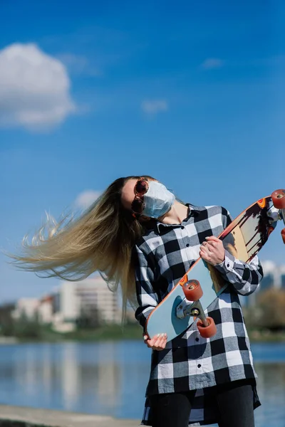 Portrét Mladé Ženy Lékařské Masce Longboardem Městě Během Karantény — Stock fotografie
