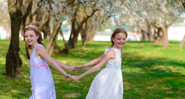 Zwei Schöne Junge Mädchen Mit Blauen Augen Einem Weißen Kleid — Stockfoto