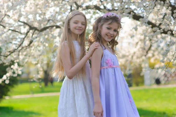 Dos Hermosas Chicas Jóvenes Con Ojos Azules Vestido Blanco Jardín — Foto de Stock