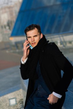 Yüz maskeli insanlar. Kopyalama alanı kavramı. Grip karantinasında yetişkin bir adamın portresi. Sokaktaki fotoğraf..