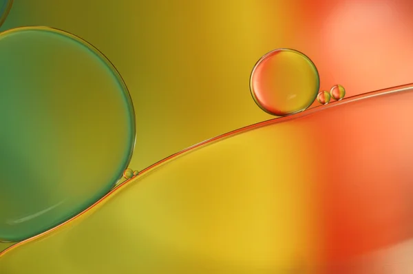 Krople oleju na powierzchni wody - streszczenie tęcza kolorowych makro (450) — Zdjęcie stockowe