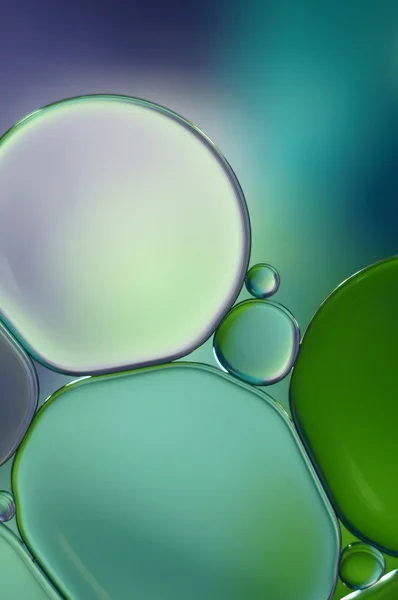Krople oleju na powierzchni wody - streszczenie makro w niebieski, zielony i fioletowy (399) — Zdjęcie stockowe