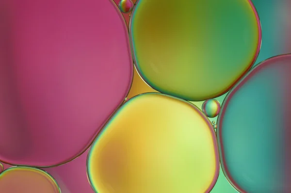 Gotas de aceite en la superficie del agua - macro de color abstracto en rosa, amarillo y azul (591 ) — Foto de Stock