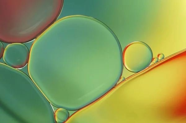 Las gotas de aceite sobre la superficie del agua - el arco iris abstracto de color macro (458 ) — Foto de Stock