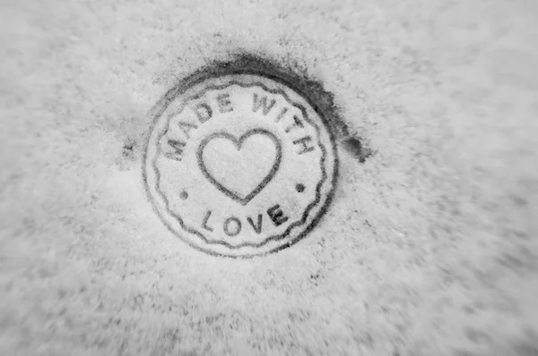 Gemaakt met liefde afgedrukt in sneeuw — Stockfoto