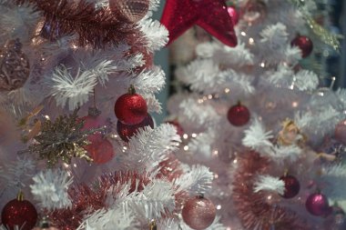 Kırmızı beyaz ve pembe noel süslemesi