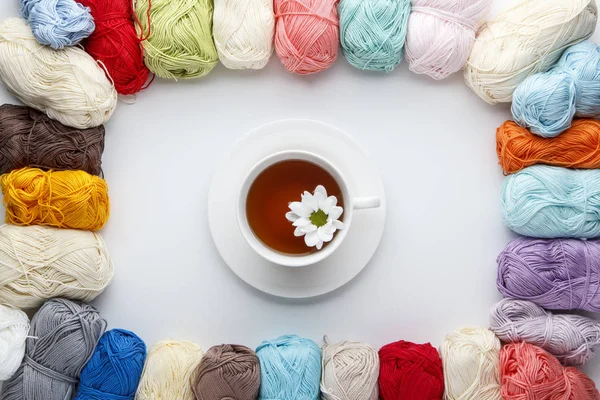 Tasse de thé avec boule de couleur — Photo