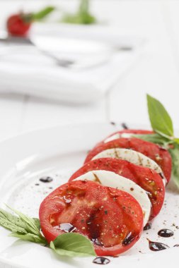 Mozzarella 'lı Caprese salatası