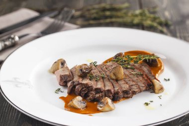 Beyaz tabakta mantarlı Kuzu Izgara raf