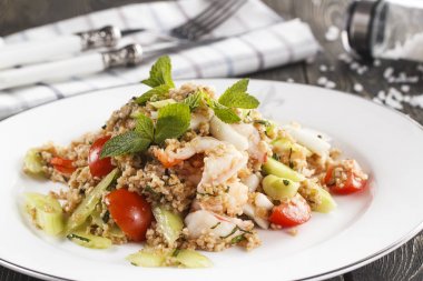 Sebze ve karides, sağlıklı, diyet lezzetli yaz yemek ile Bulgur