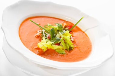 Beyaz tabakta domates gazpacho çorbası