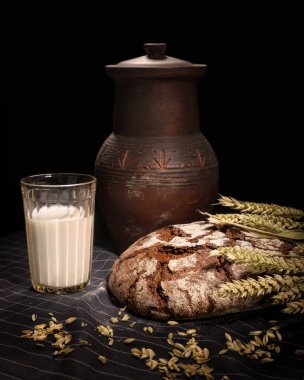 Natürmort ekmek siyah arka plan üzerine