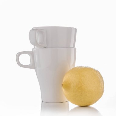 Beyaz bir arka planda beyaz çanak çömlek