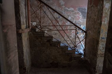 Eski kasaba binasında metal korkuluklu merdivenler var.