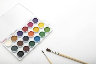 Beyaz arka planda suluboya boya, fırçalı.