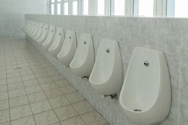 Publiczna Toaleta Pisuarami Jasnym Pokoju — Zdjęcie stockowe