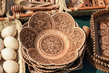 Ahşap kaplar, açık hava, kaşık, spatula, bardak altlığı, kase.