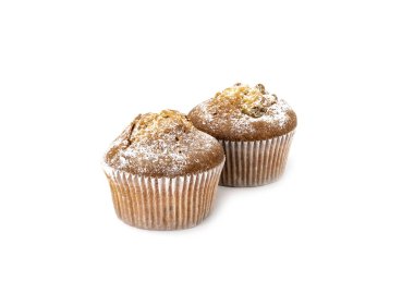 Beyaz arka planda pudra şekeri serpiştirilmiş kekler.