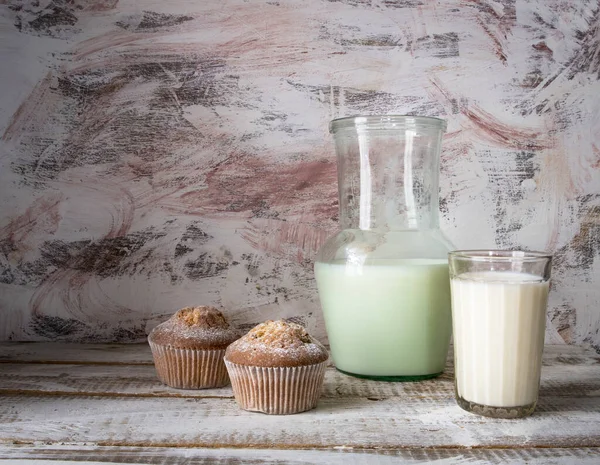 Milchstillleben Krynka Glas Muffin Auf Weißlichem Hintergrund — Stockfoto